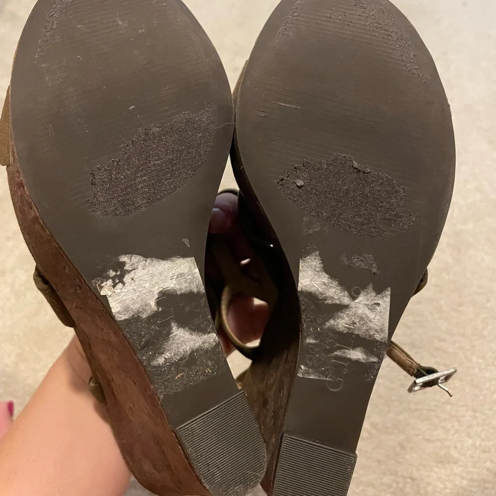 Size 9 olive wedge heels - Picture 4 of 4